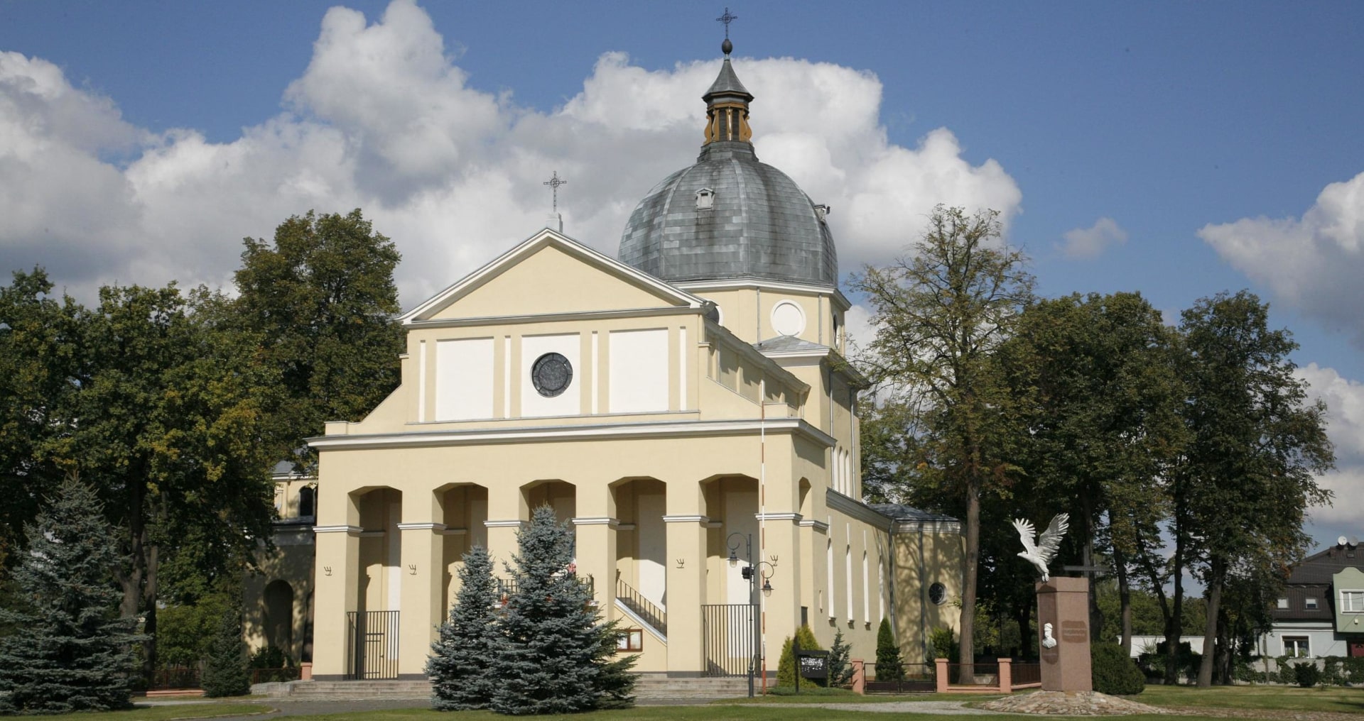 Widok placu z Kościołem Garnizonowym w Skierniewicach