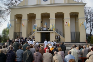 Inauguracja nabożeństw majowych przed kościołem garnizonowym